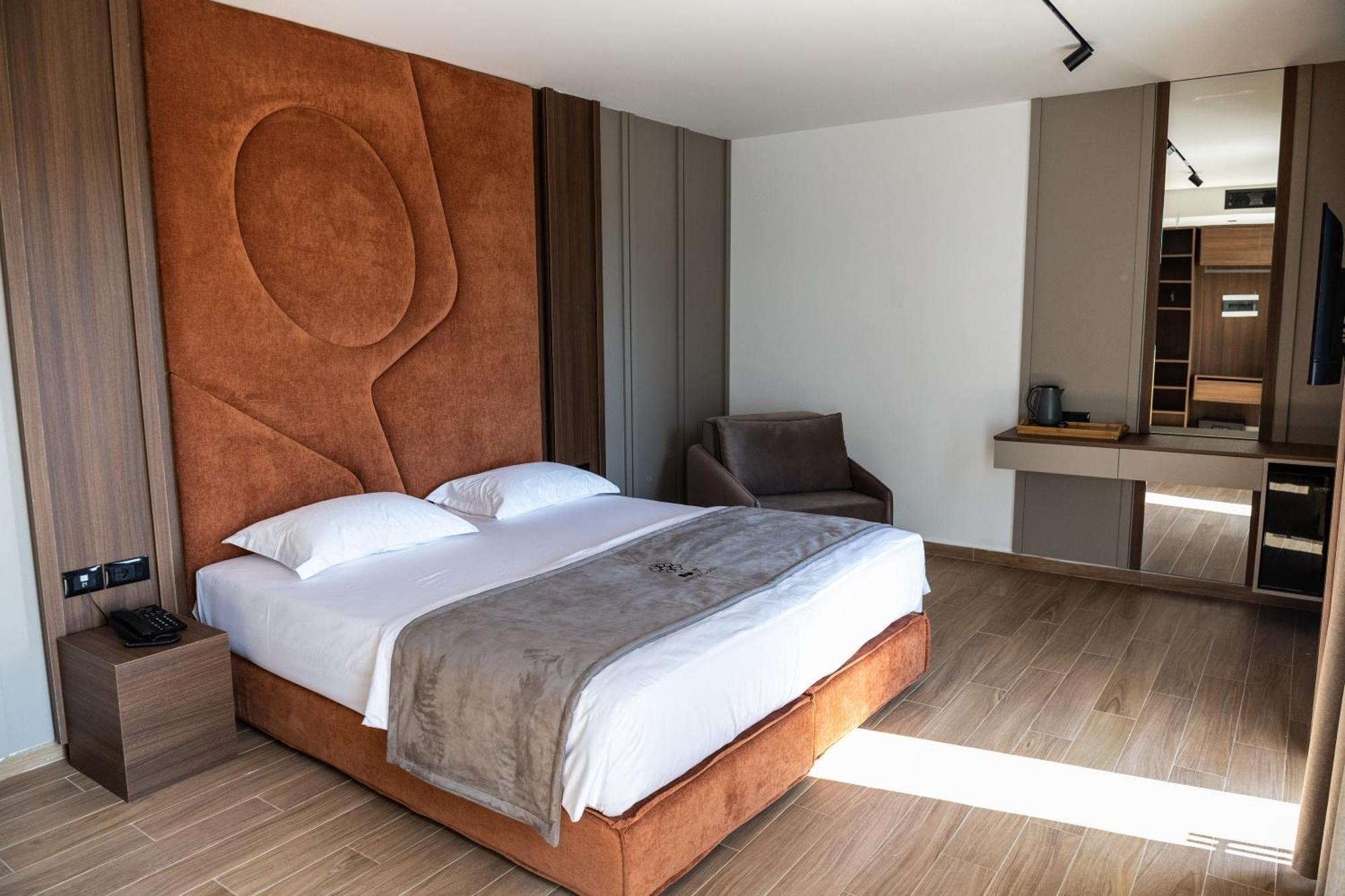 Bolt Boutique Hotel Lezhë Exteriör bild