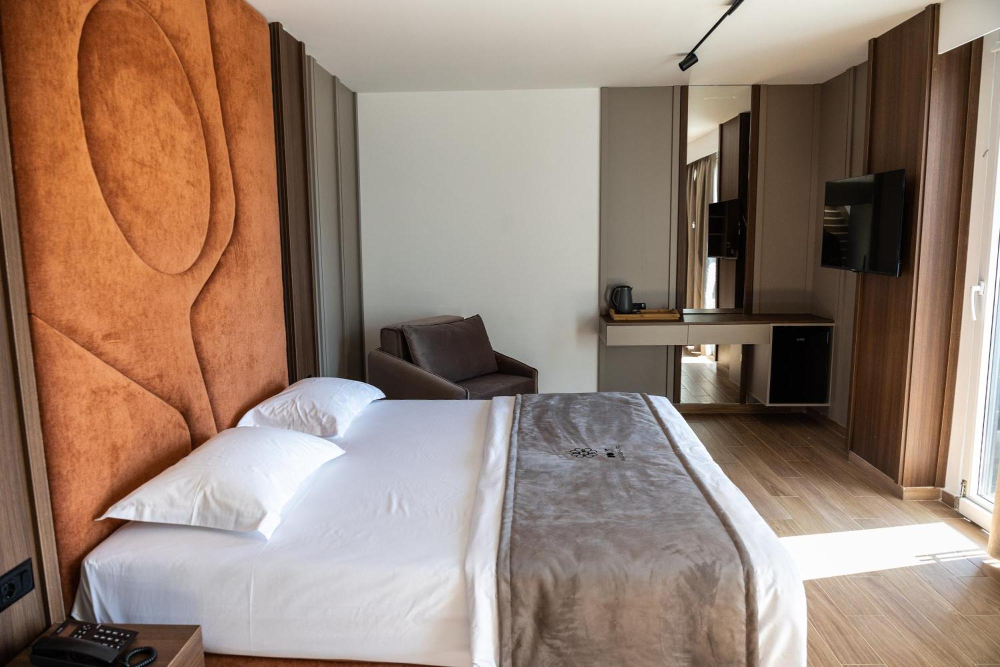 Bolt Boutique Hotel Lezhë Exteriör bild