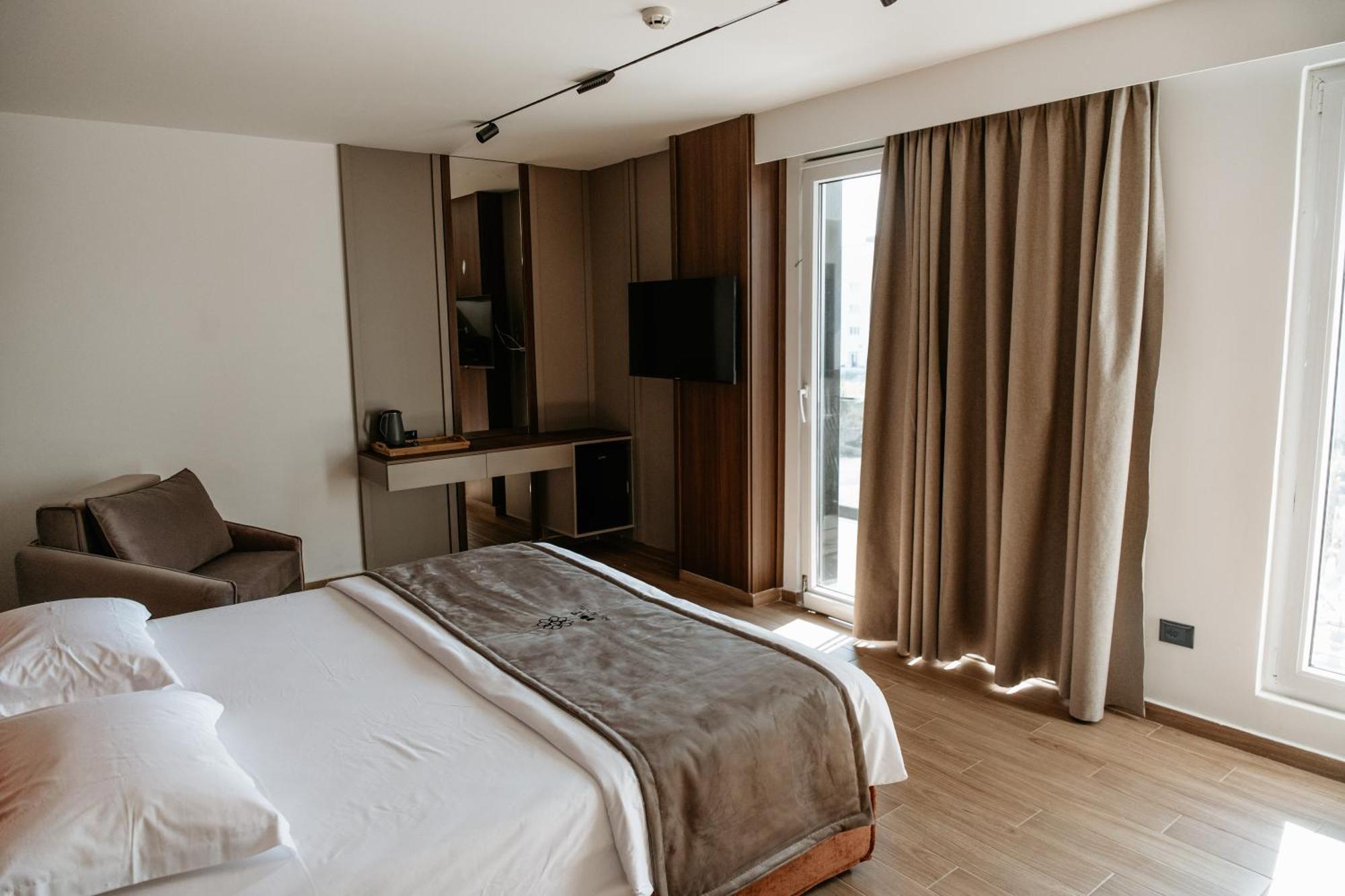 Bolt Boutique Hotel Lezhë Exteriör bild